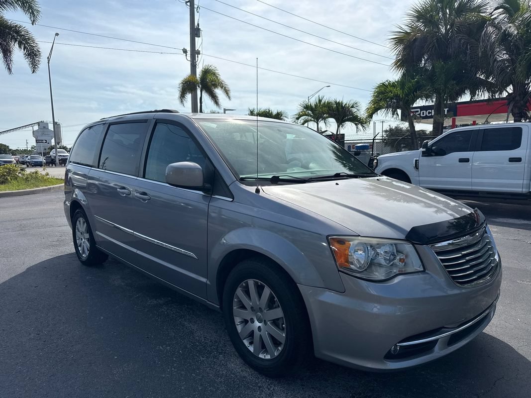 Used 2016 Chrysler Town & Country Touring FWD image 6
