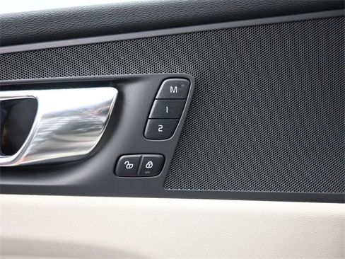 Used 2023 Volvo XC60 B5 Plus image 27