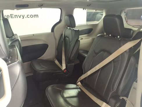 Used 2019 Chrysler Pacifica Limited w/ Tire & Wheel Group FWD image 9