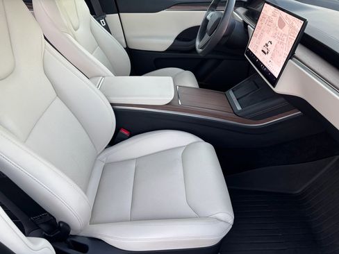 Used 2023 Tesla Model X image 12