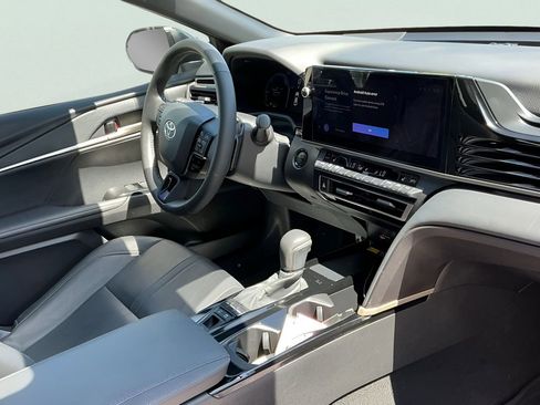 Used 2025 Toyota Camry XSE FWD image 39