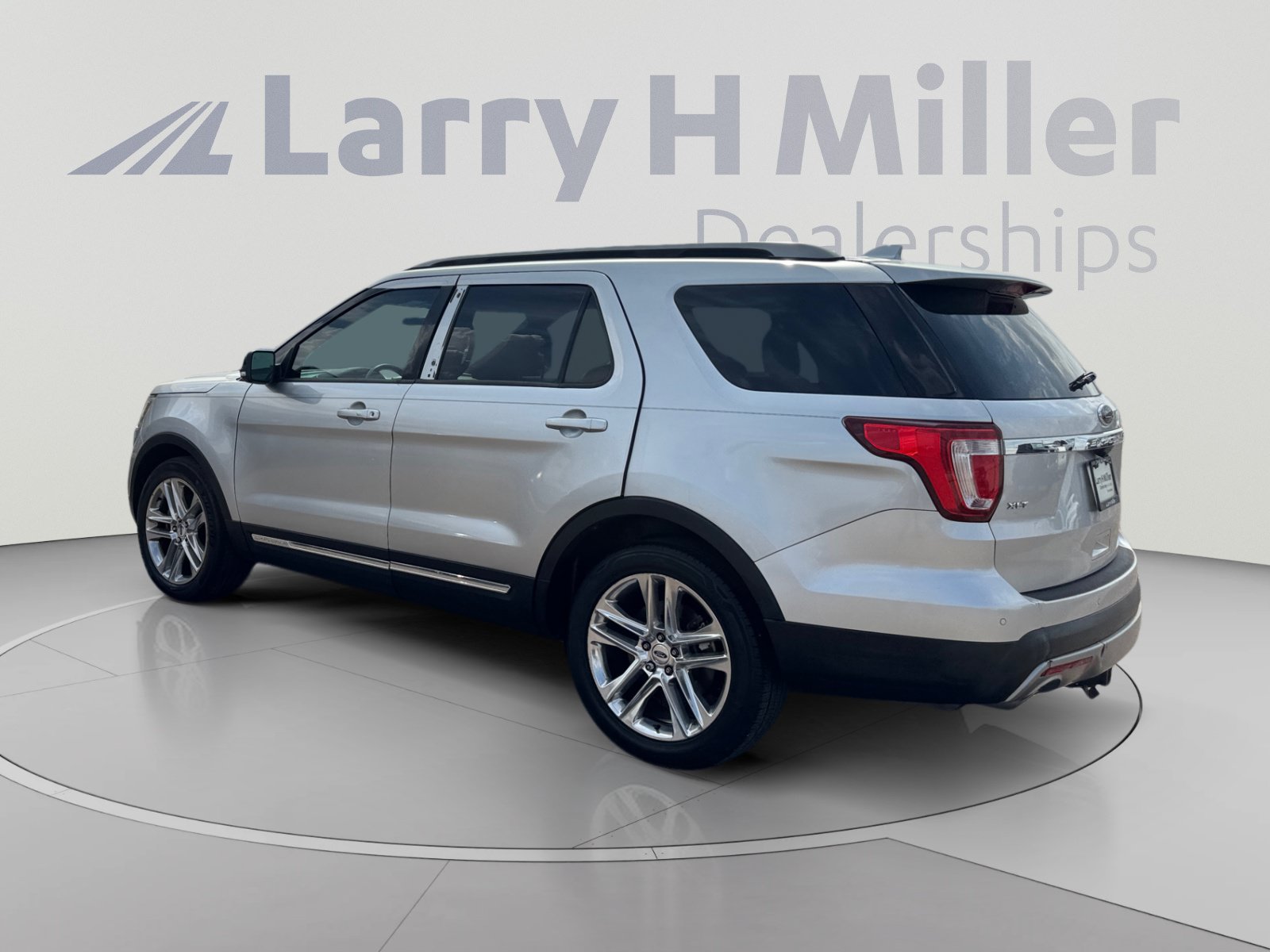 Used 2017 Ford Explorer XLT w/ Equipment Group 202A AWD/4WD image 3