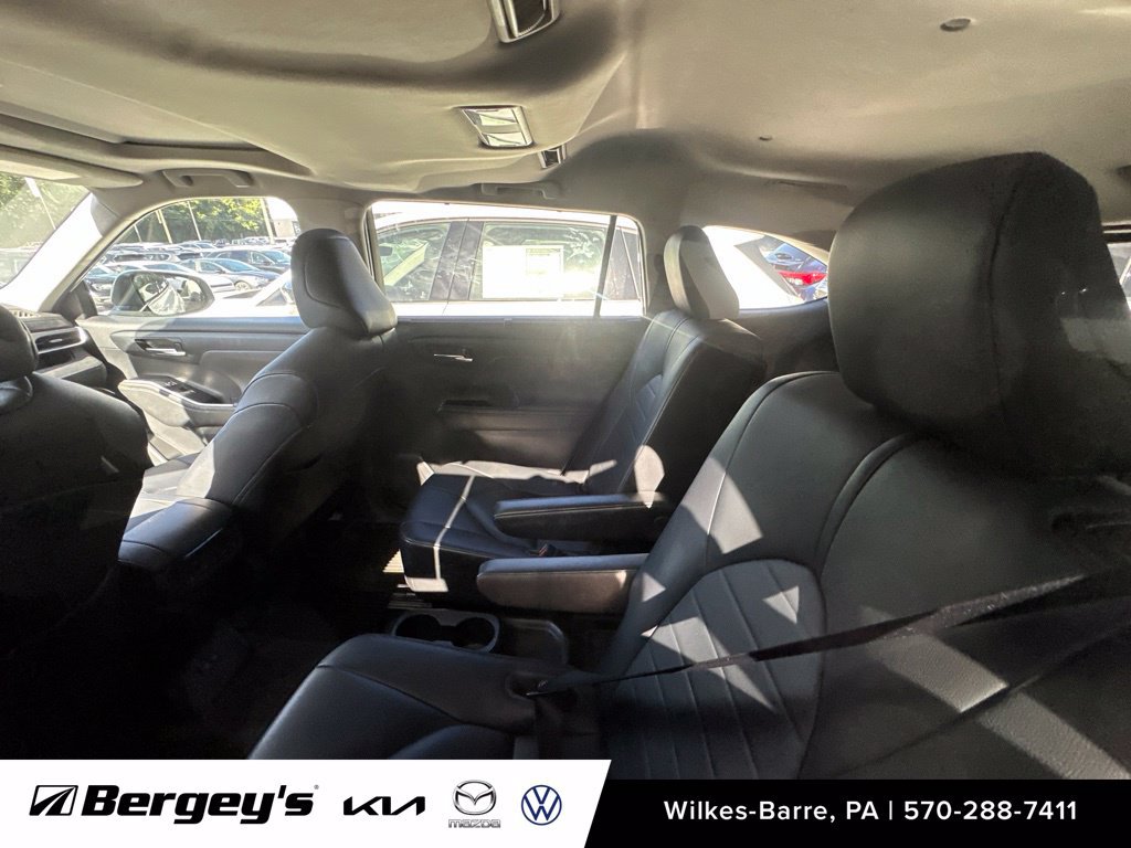 Used 2020 Toyota Highlander XLE AWD/4WD image 11