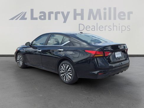 Used 2025 Nissan Altima 2.5 SV FWD image 3