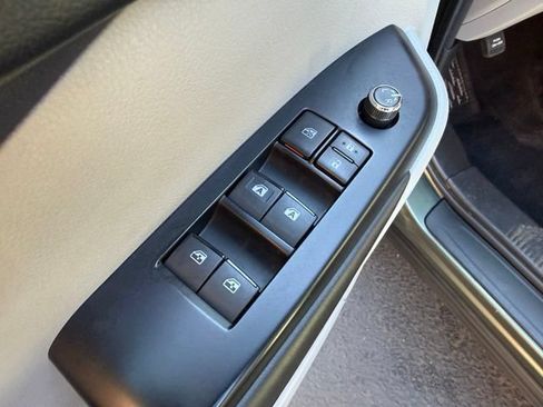 Used 2018 Toyota Highlander XLE AWD/4WD image 11