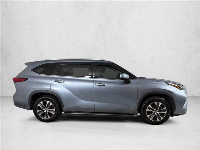 Used 2022 Toyota Highlander XLE FWD image 3