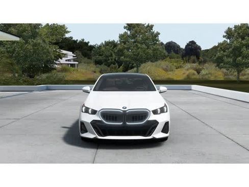 New 2026 BMW 550e xDrive image 3