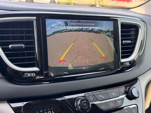 Used 2024 Chrysler Pacifica Touring-L FWD image 24