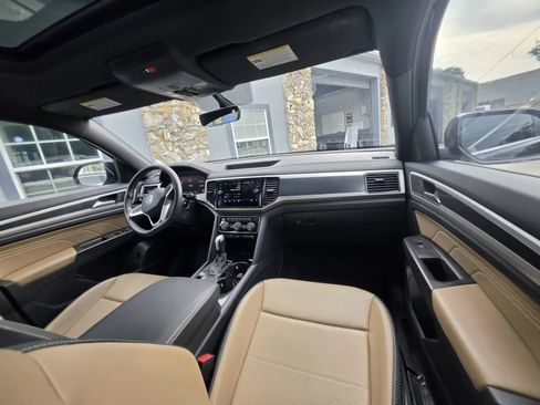 Used 2022 Volkswagen Atlas Cross Sport SE w/ Panoramic Sunroof Package FWD image 15
