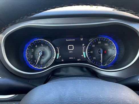 Used 2025 Chrysler Pacifica Select FWD image 11