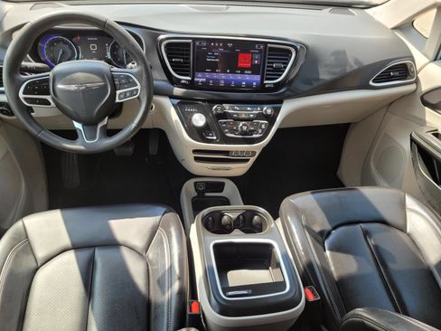 Used 2023 Chrysler Pacifica Touring-L FWD image 15