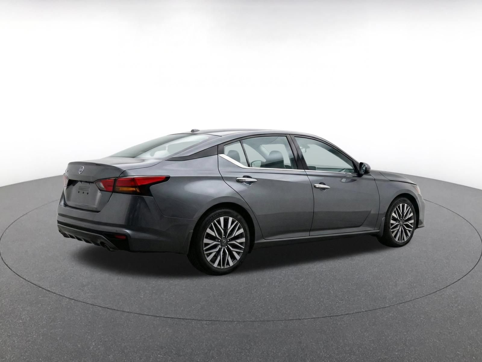 Used 2025 Nissan Altima 2.5 SV FWD image 9