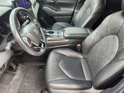 Used 2024 Toyota Highlander Platinum FWD image 13