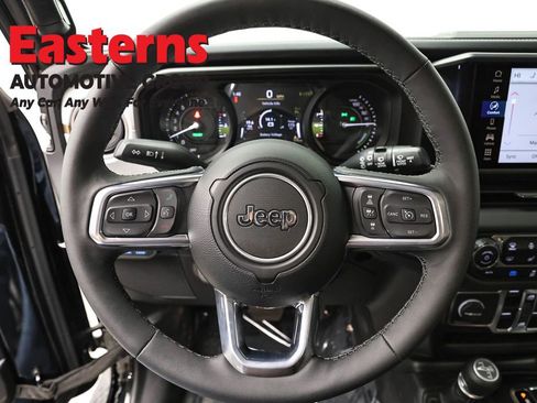 Used 2025 Jeep Wrangler Unlimited Sahara AWD/4WD image 10