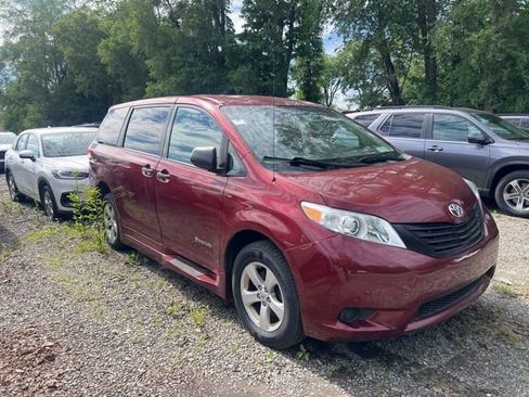 Used 2011 Toyota Sienna w/ Towing Pkg FWD image 3