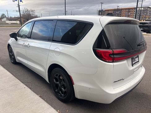 Used 2024 Chrysler Pacifica Select image 5