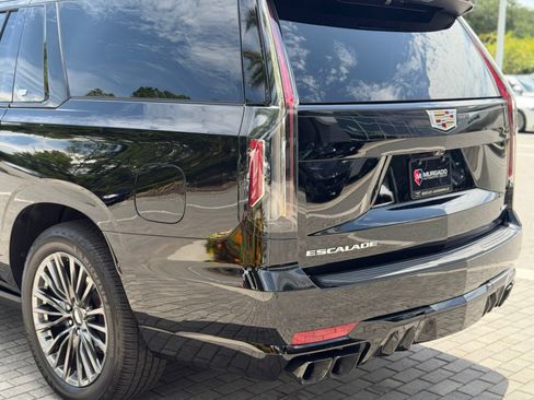 Used 2023 Cadillac Escalade ESV V AWD/4WD image 17