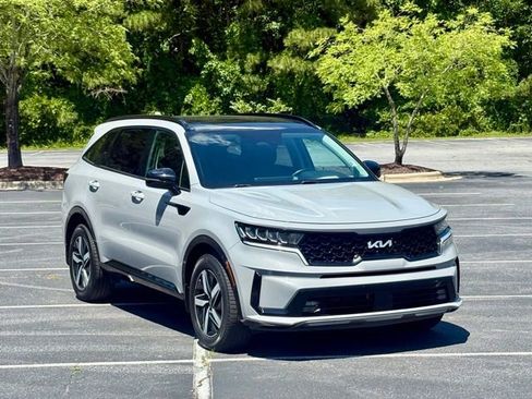 Used 2022 Kia Sorento EX w/ Panoramic Sunroof Package FWD image 11
