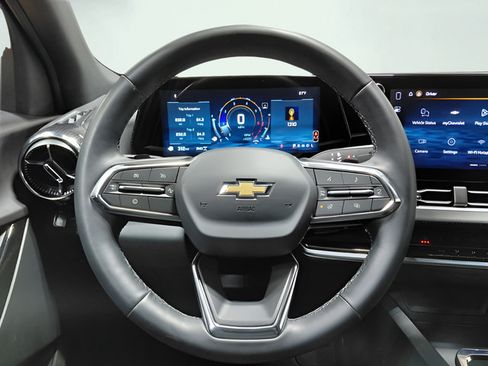 Used 2026 Chevrolet Equinox LT AWD/4WD image 23