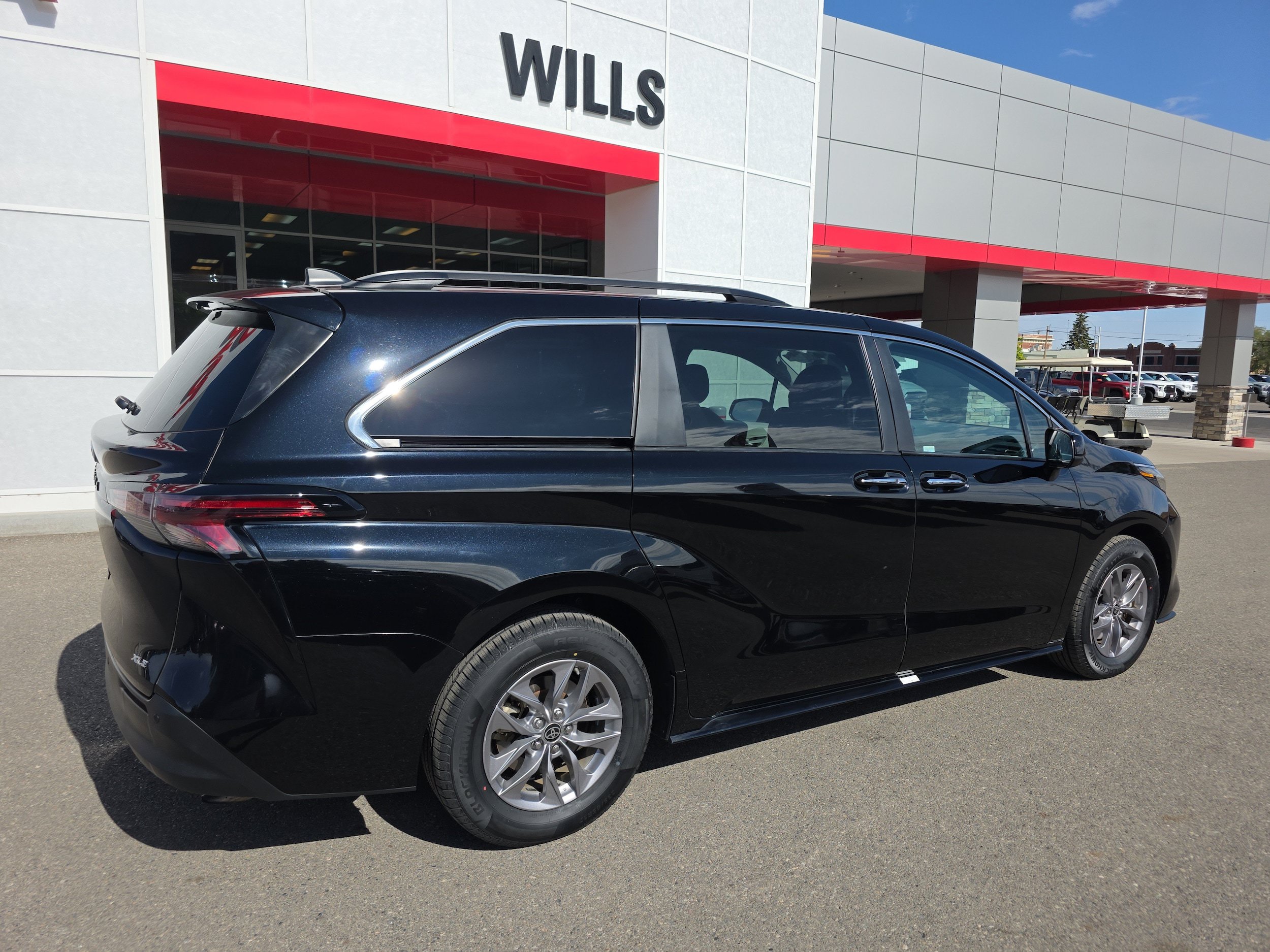 Used 2025 Toyota Sienna XLE FWD image 8