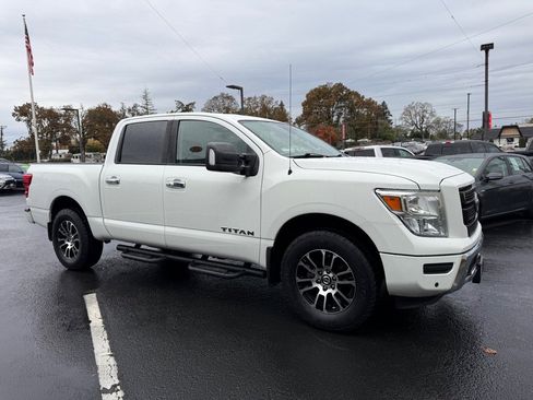 Used 2021 Nissan Titan SV w/ SV Convenience Package image 8