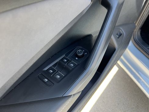 Used 2025 Volkswagen Jetta SE w/ Sunroof Package FWD image 14