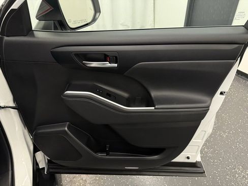 Certified 2023 Toyota Highlander XLE image 7