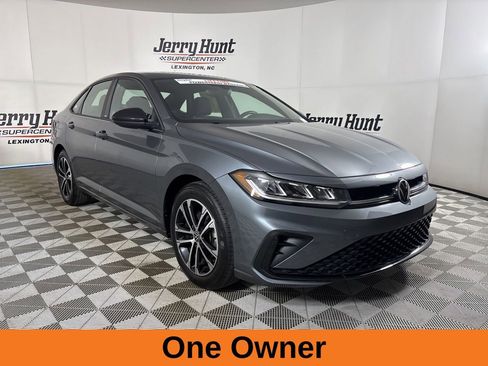 Used 2025 Volkswagen Jetta Sport image 4