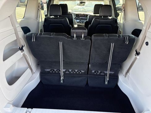 Used 2024 Chrysler Pacifica Touring-L image 26