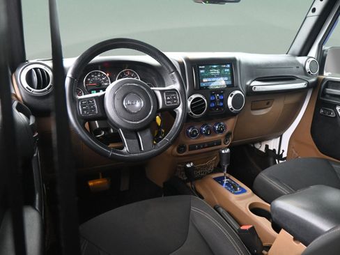 Used 2016 Jeep Wrangler Unlimited Sahara w/ Connectivity Group AWD/4WD image 34