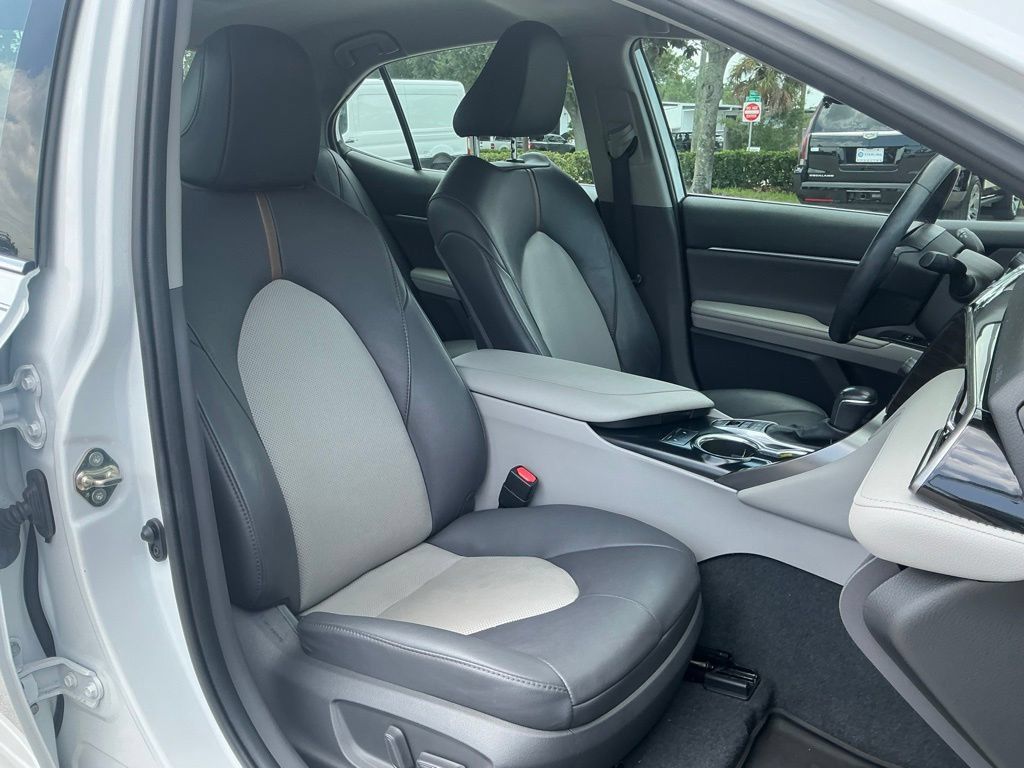 Used 2020 Toyota Camry XLE FWD image 21