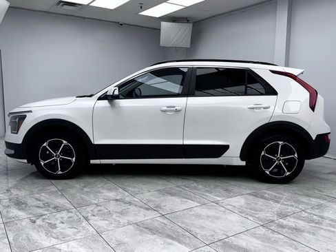 Used 2023 Kia Niro EX image 9