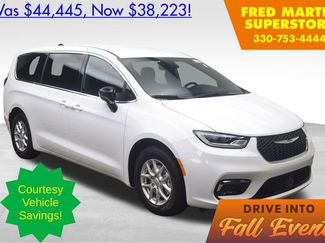 New 2025 Chrysler Pacifica Select image 1