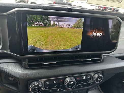 Used 2025 Jeep Gladiator Sport image 18