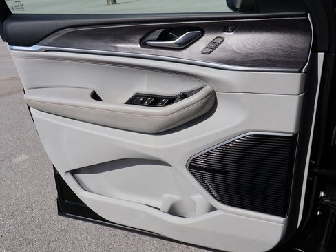 Used 2022 Jeep Grand Cherokee Overland w/ Luxury Tech Group IV image 39