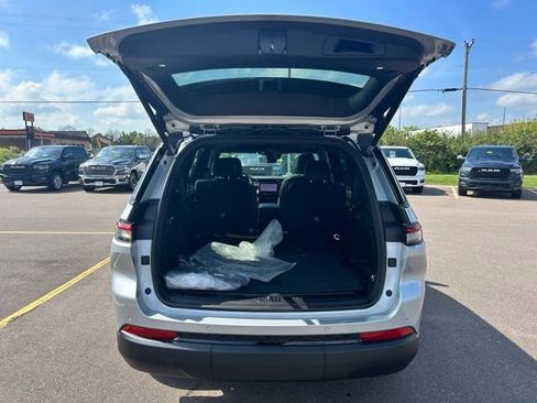 New 2025 Jeep Grand Cherokee L Limited w/ Luxury Tech Group II AWD/4WD image 5