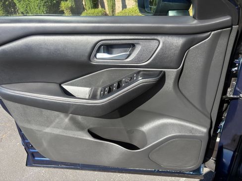 Used 2025 Nissan Rogue SV FWD image 18