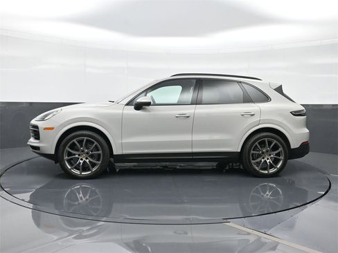 Used 2023 Porsche Cayenne Platinum Edition image 5