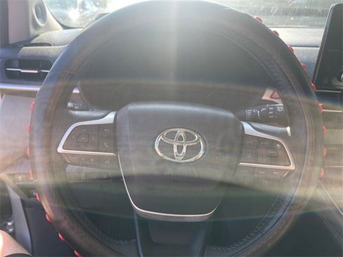 Used 2022 Toyota Sienna XLE image 10