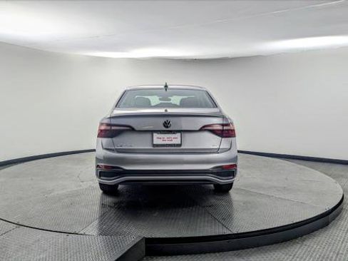 Used 2024 Volkswagen Jetta SE image 6