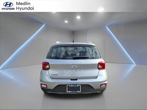 Used 2024 Hyundai Venue SEL image 4