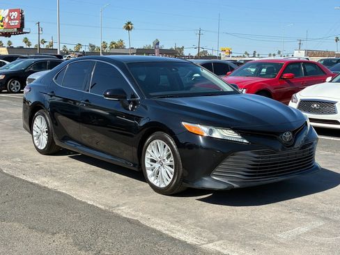 Used 2018 Toyota Camry XLE FWD image 12