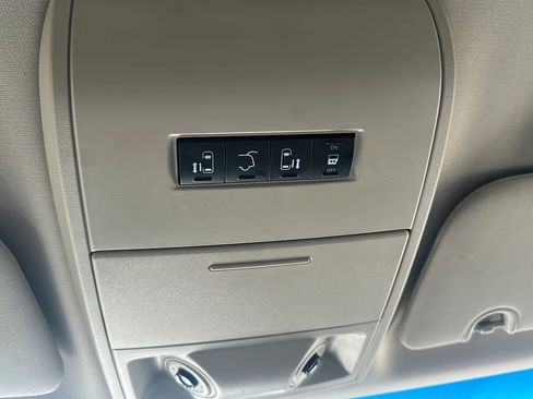 Used 2016 Chrysler Town & Country Touring image 19