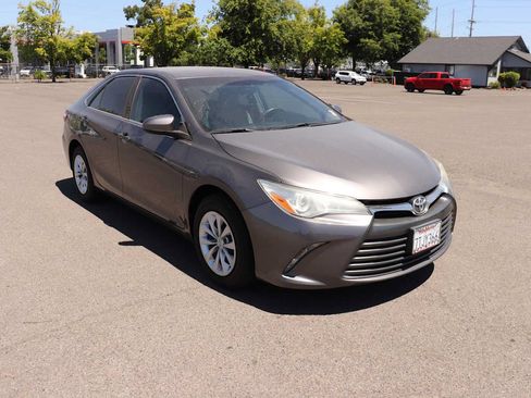 Used 2016 Toyota Camry LE FWD image 3