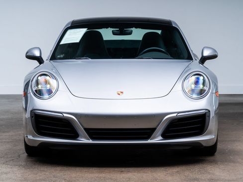 Used 2018 Porsche 911 Carrera RWD image 2
