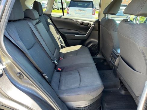 Used 2021 Toyota RAV4 LE AWD/4WD image 17