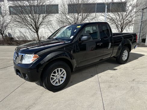 Used 2017 Nissan Frontier SV image 3