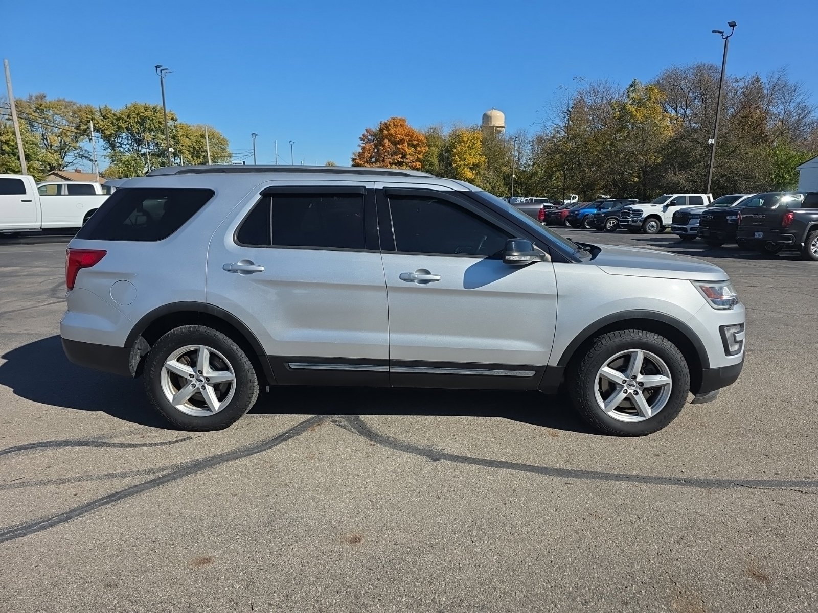 Used 2017 Ford Explorer XLT w/ Equipment Group 202A AWD/4WD image 2