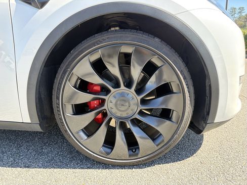 Used 2023 Tesla Model Y Performance image 21