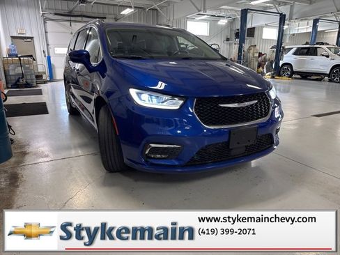 Used 2021 Chrysler Pacifica Touring-L w/ Uconnect Theater Family Group image 28